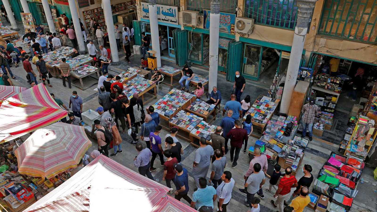 المتنبي والفراهيدي.. أسماء خالدة تُبقي مبيعات الكتب حيّة في العراق