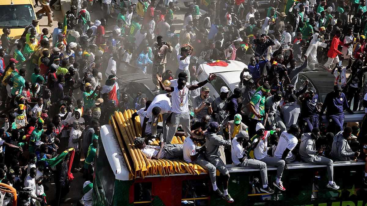 بهتافات خاصة لساديو ماني.. استقبال حافل لمنتخب السنغال بعد التتويج بأمم إفريقيا 