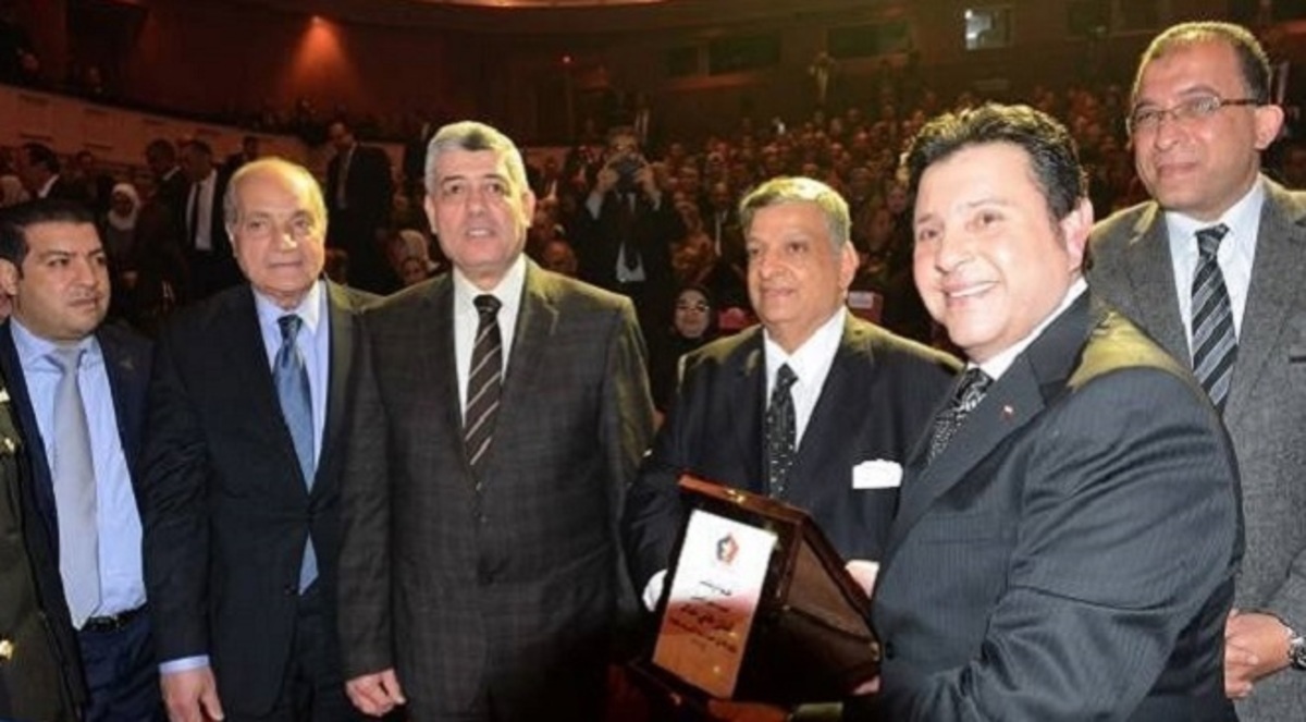 وزير الداخيلة المصري يكرم هاني شاكر في عيد الشرطة