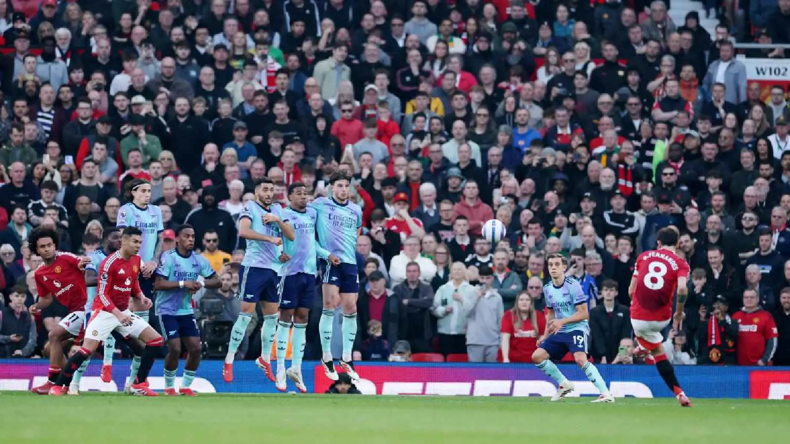 "برونو فرنانديز" يهز شباك آرسنال بضربة ثابتة خرافية (فيديو)