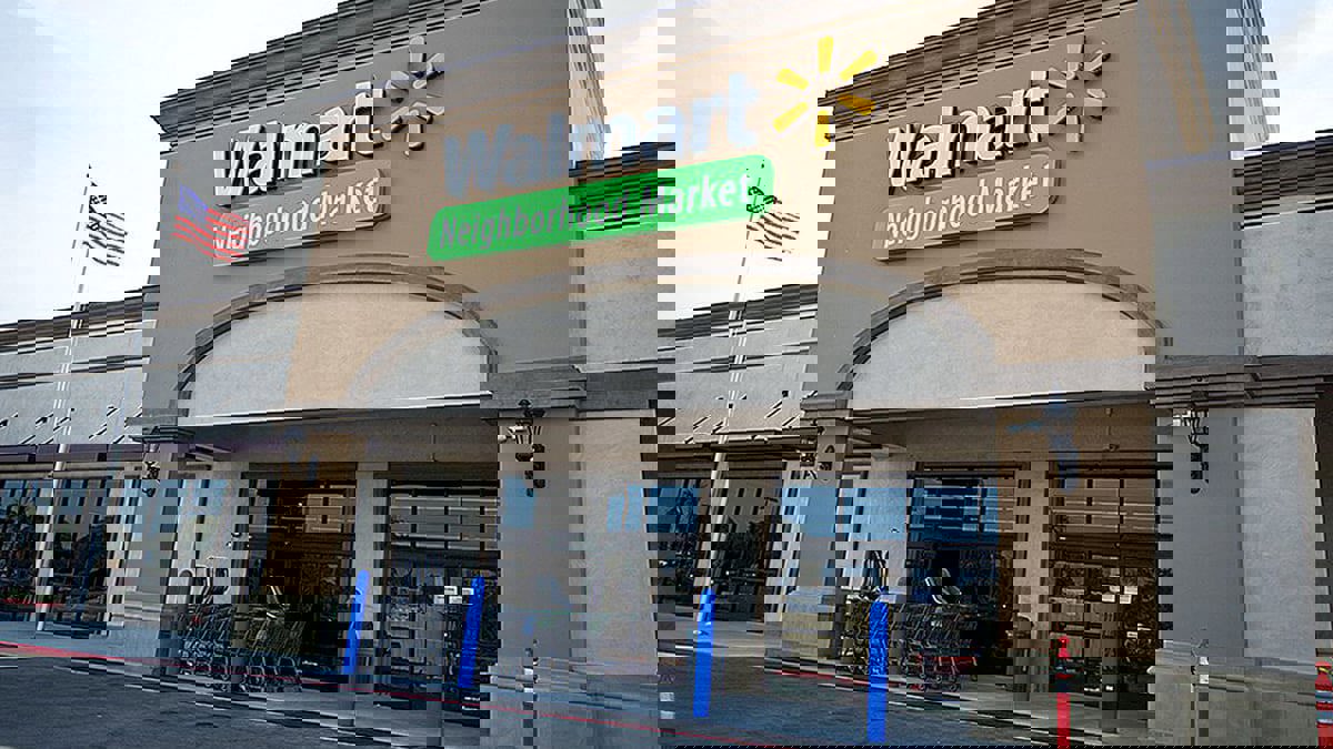 طيار يهدد بالسقوط بطائرة صغيرة على متجر أمريكي