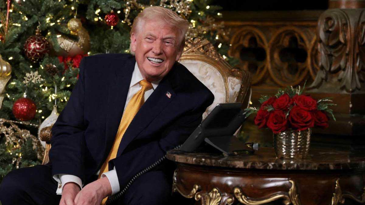 "شرير".. ترامب يحذر من "بابا نويل" خلال مكالمات عيد الميلاد (فيديو)