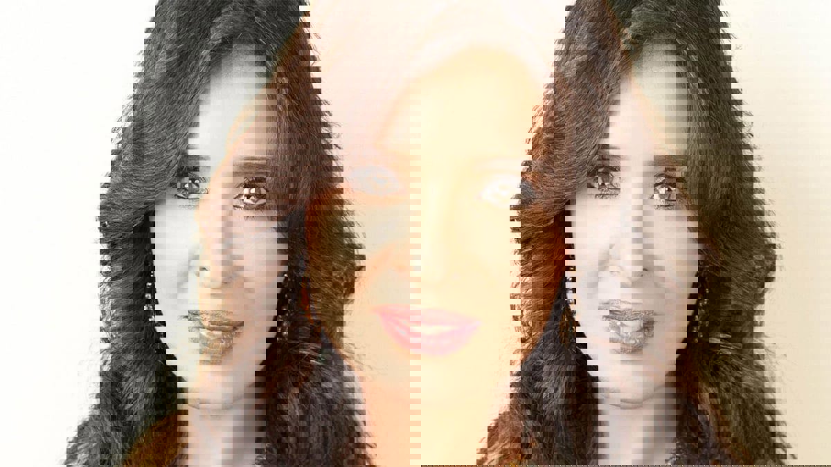 هل تجسد الفنانة المصرية دينا شخصية "السيدة زينب"؟