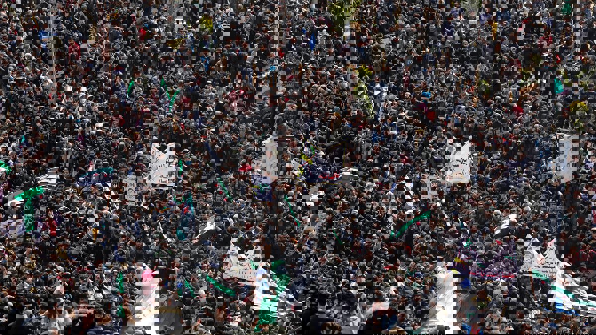 آلاف السوريين يحيون ذكرى "ثورتهم" في إدلب (صور)