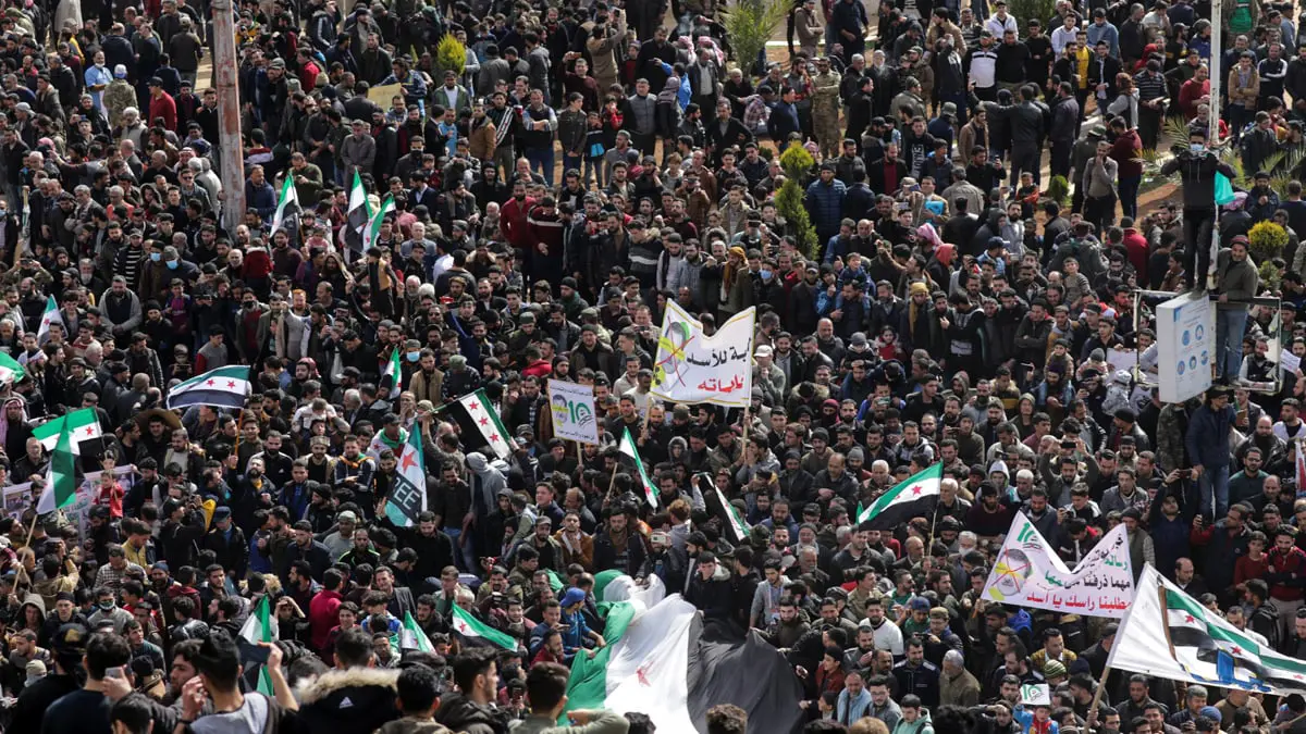 آلاف السوريين يحيون ذكرى "ثورتهم" في إدلب (صور)