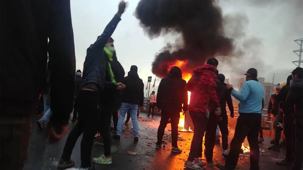 تجدد الاحتجاجات بإيران.. والأمن يتصدى للمتظاهرين في طهران بقنابل الغاز