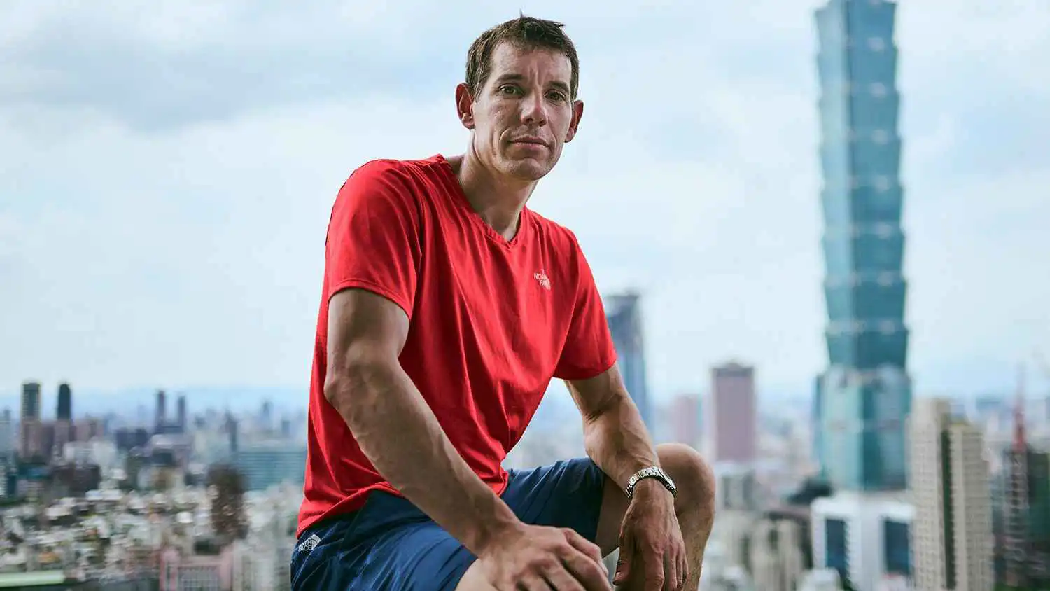 "مغامرة خطيرة".. أليكس هونولد يتسلق ناطحة سحاب دون حبال (فيديو)