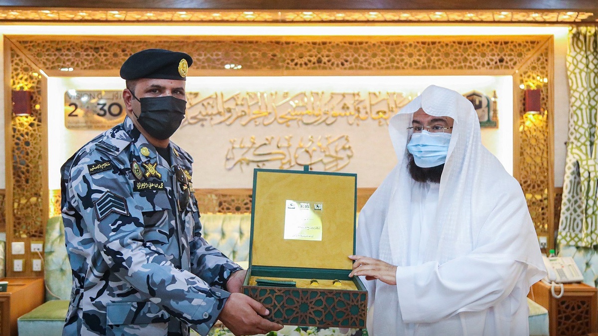 السعودية تكرم رجل أمن منع شخصاً زعم أنه المهدي المنتظر من اعتلاء منبر الحرم المكي