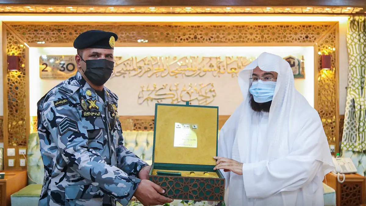 السعودية تكرم رجل أمن منع شخصاً زعم أنه المهدي المنتظر من اعتلاء منبر الحرم المكي