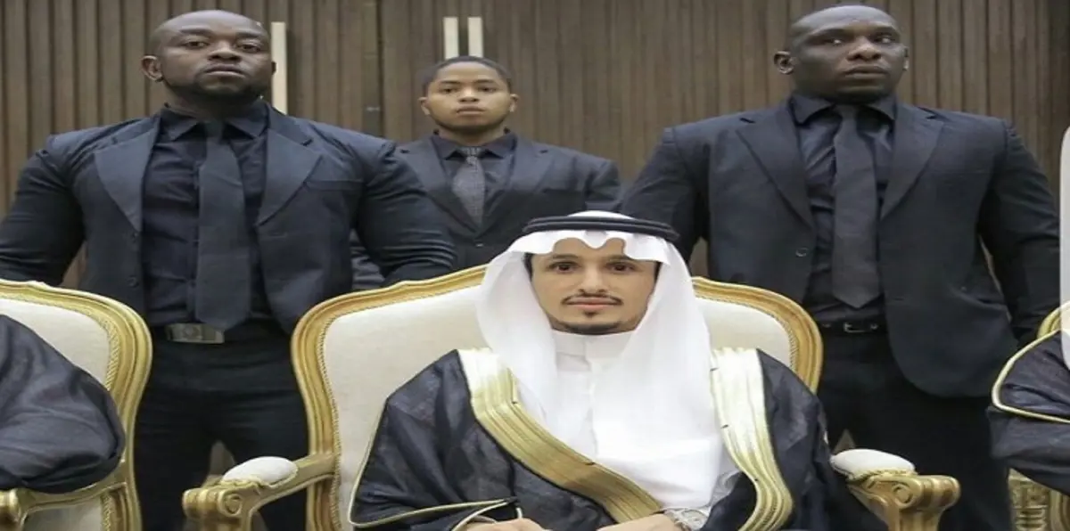 "بودي غارد" يحرسون لاعب النصر السعودي في ليلة زفافه (فيديو)