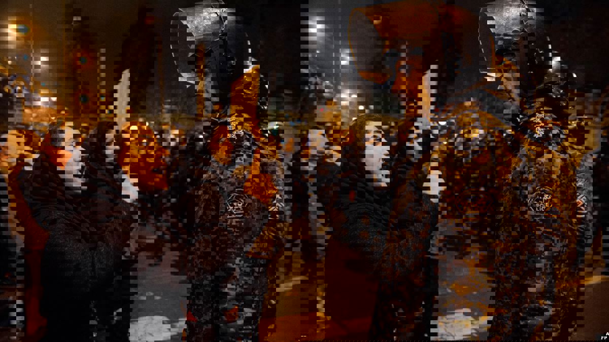 اعتداء وحشي على متظاهر في طهران يفجر غضب الإيرانيين (فيديو)