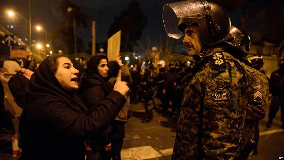 اعتداء وحشي على متظاهر في طهران يفجر غضب الإيرانيين (فيديو)
