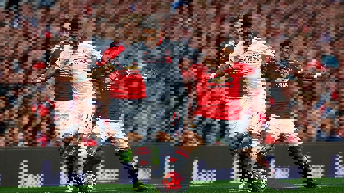 ليفربول يحل ضيفًا "ثقيلًا" على مانشستر يونايتد وسولشاير يغامر بلاعبيه لإنقاذ منصبه