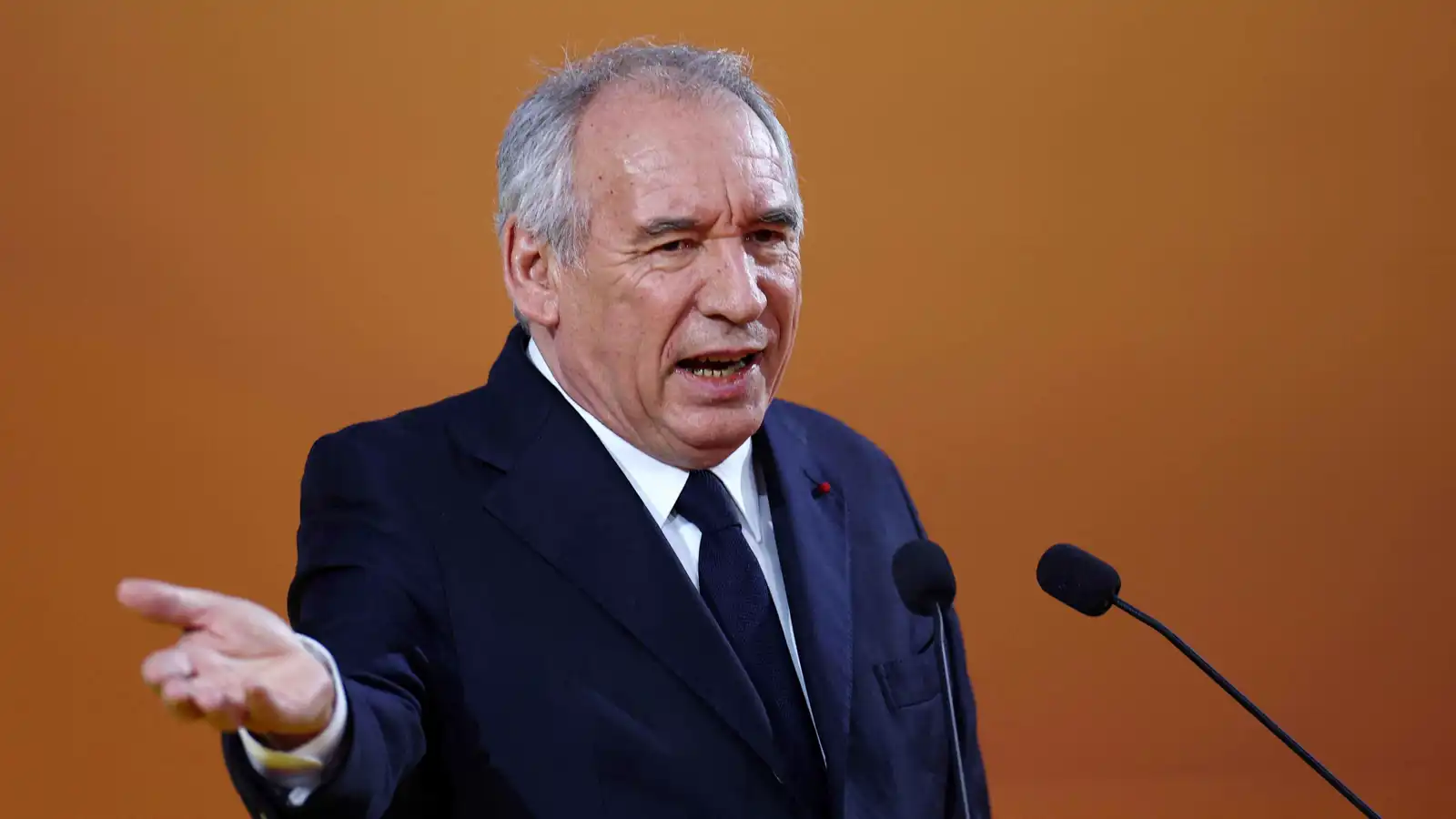 للمرة الرابعة في ولاية ماكرون الثانية.. شبح الانهيار يقترب من الحكومة الفرنسية