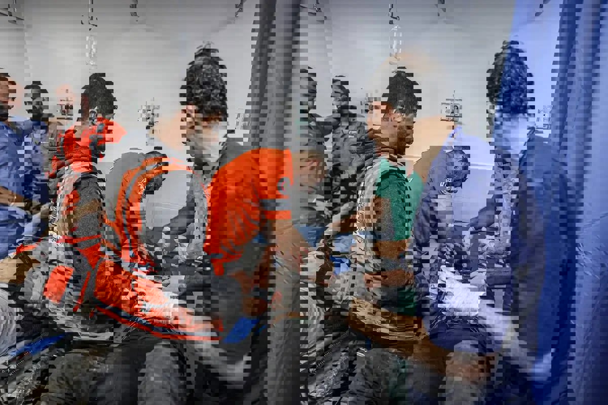 "على الأرض ودون تخدير".. عمليات جراحية وولادات وسط الجحيم في غزة