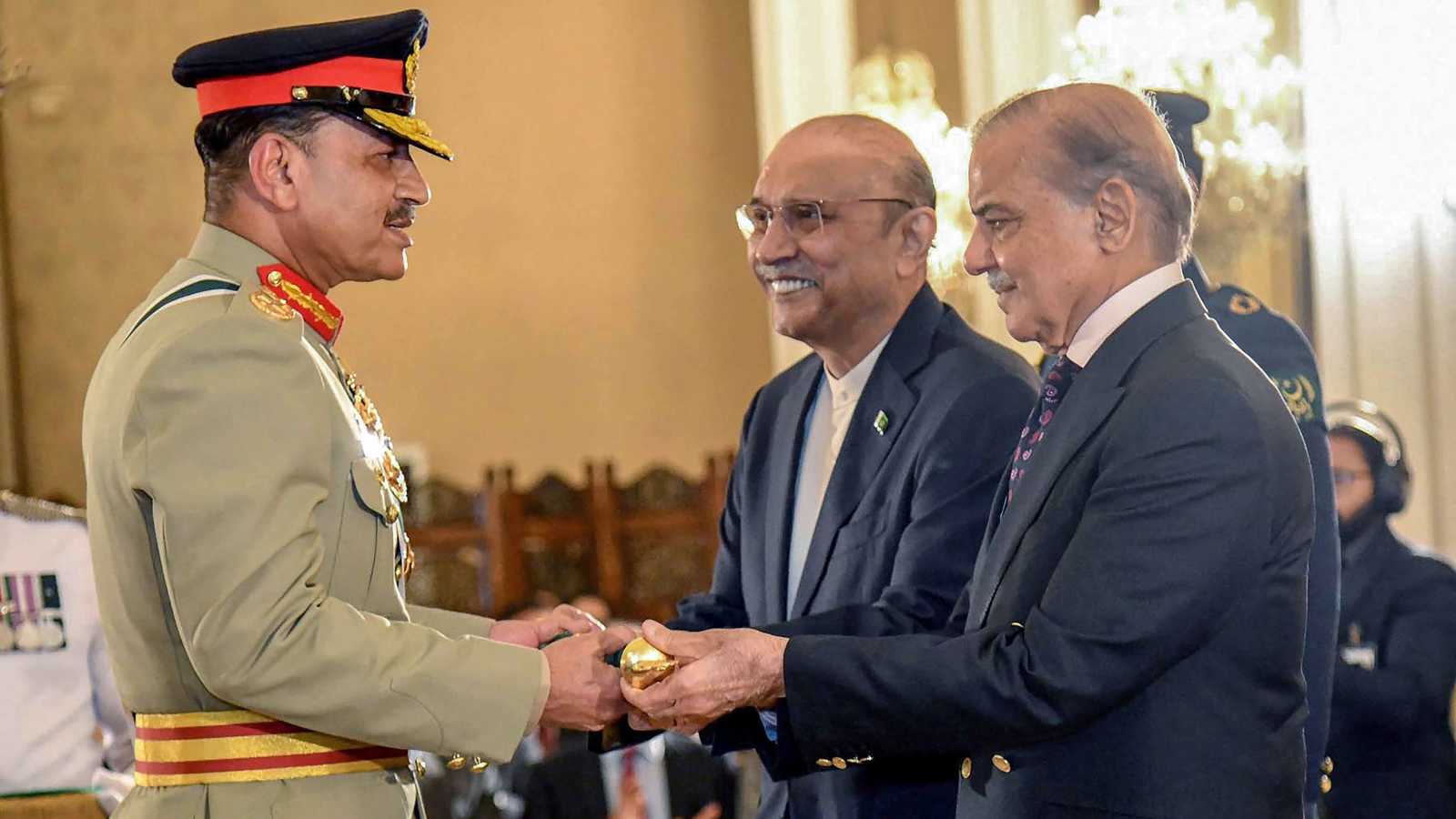 "حصانة مدى الحياة".. باكستان تمنح عاصم منير صلاحيات غير مسبوقة