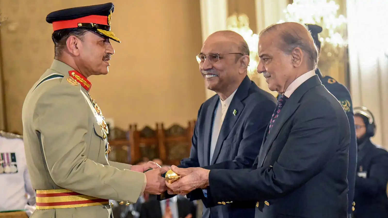 "حصانة مدى الحياة".. باكستان تمنح عاصم منير صلاحيات غير مسبوقة