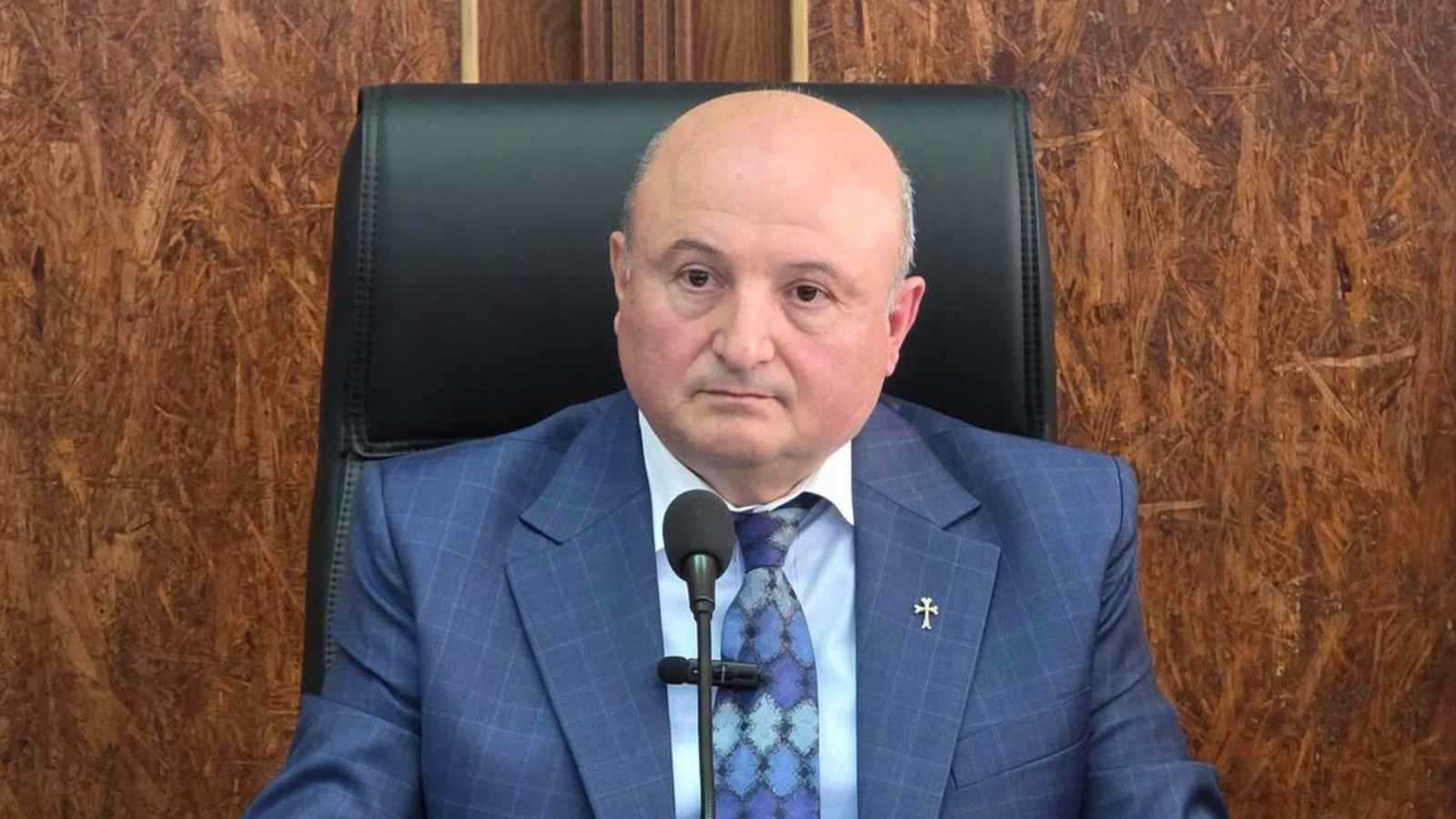 تزامنا مع احتجاجات.. اعتقال رئيس بلدية في أرمينيا  بتهمة الرشوة (فيديو)