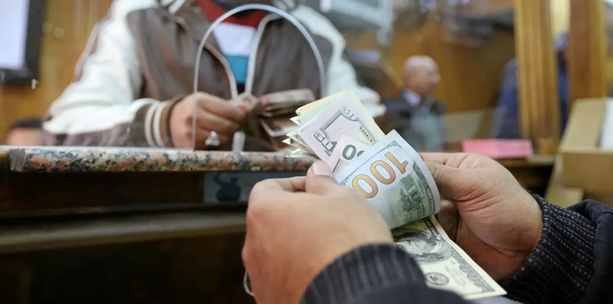 الدولار يتراجع مع انحسار زخم تعافي الأسهم