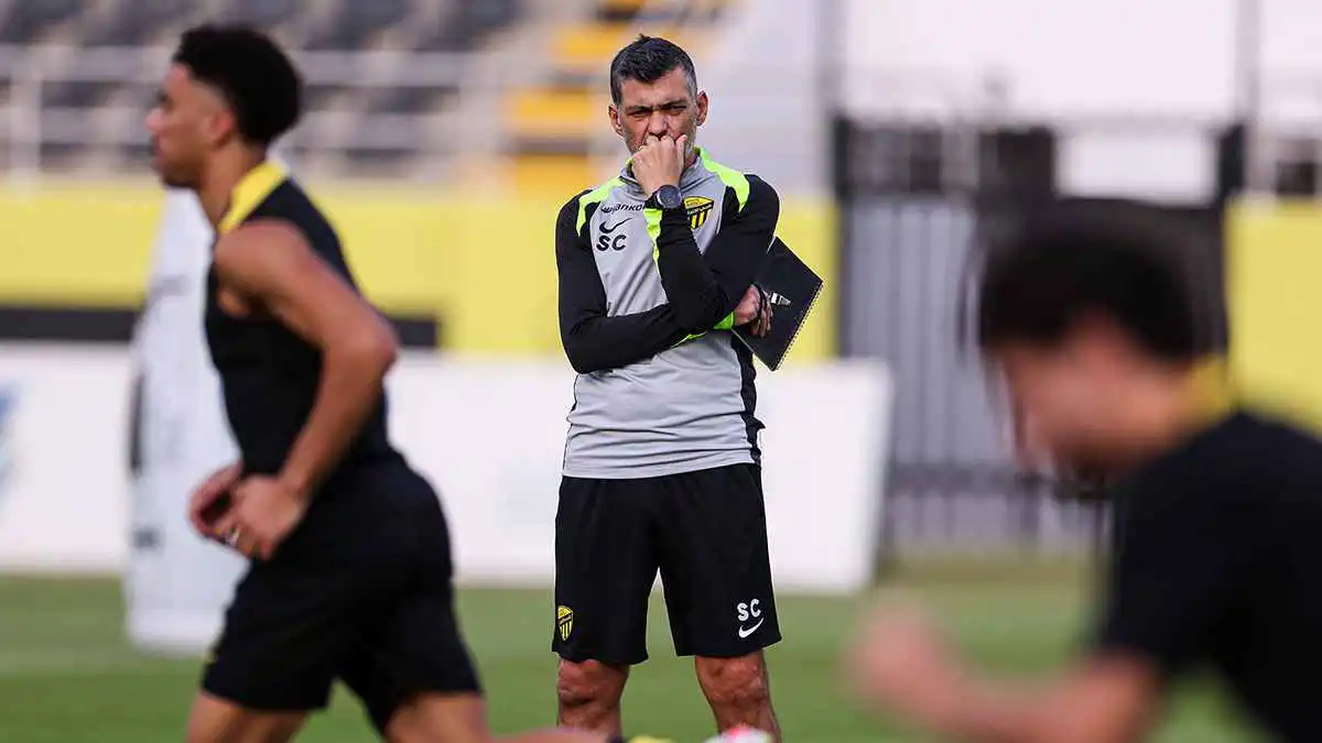 جعل من الاتحاد فريق درجة ثالثة.. مطالبات برحيل كونسيساو بعد الخسارة أمام الخلود