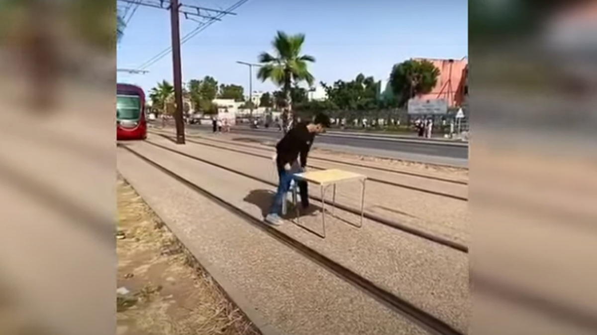 بسيجارة وفنجان قهوة.. مغربي يعترض طريق "الترام" ويجبره على التوقف (فيديو)