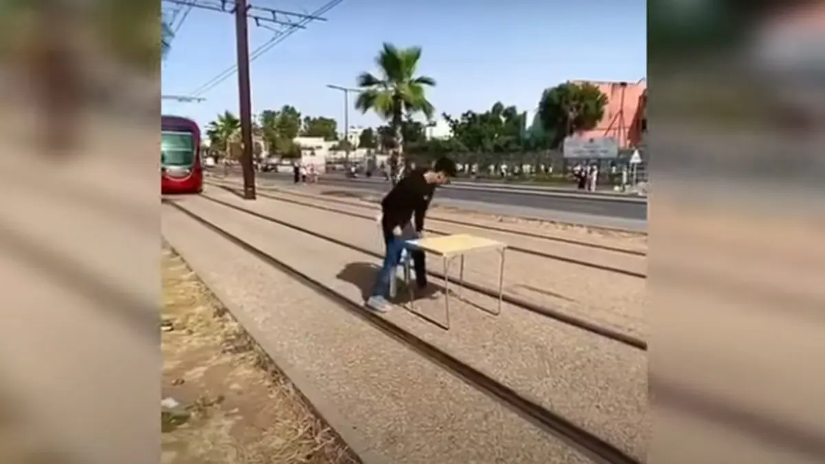 بسيجارة وفنجان قهوة.. مغربي يعترض طريق "الترام" ويجبره على التوقف (فيديو)