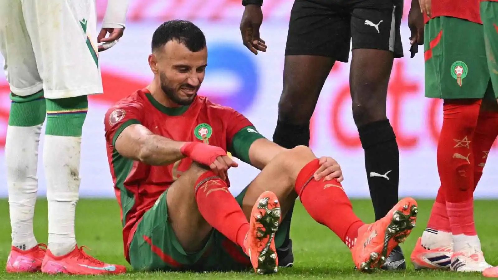 بالدموع.. رومان سايس يغادر مباراة المغرب وجزر القمر  (فيديو)