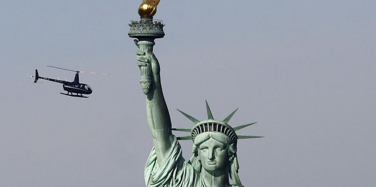 امرأة تتسلق قاعدة تمثال الحرية في نيويورك (فيديو وصور)