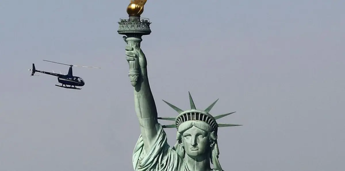امرأة تتسلق قاعدة تمثال الحرية في نيويورك (فيديو وصور)