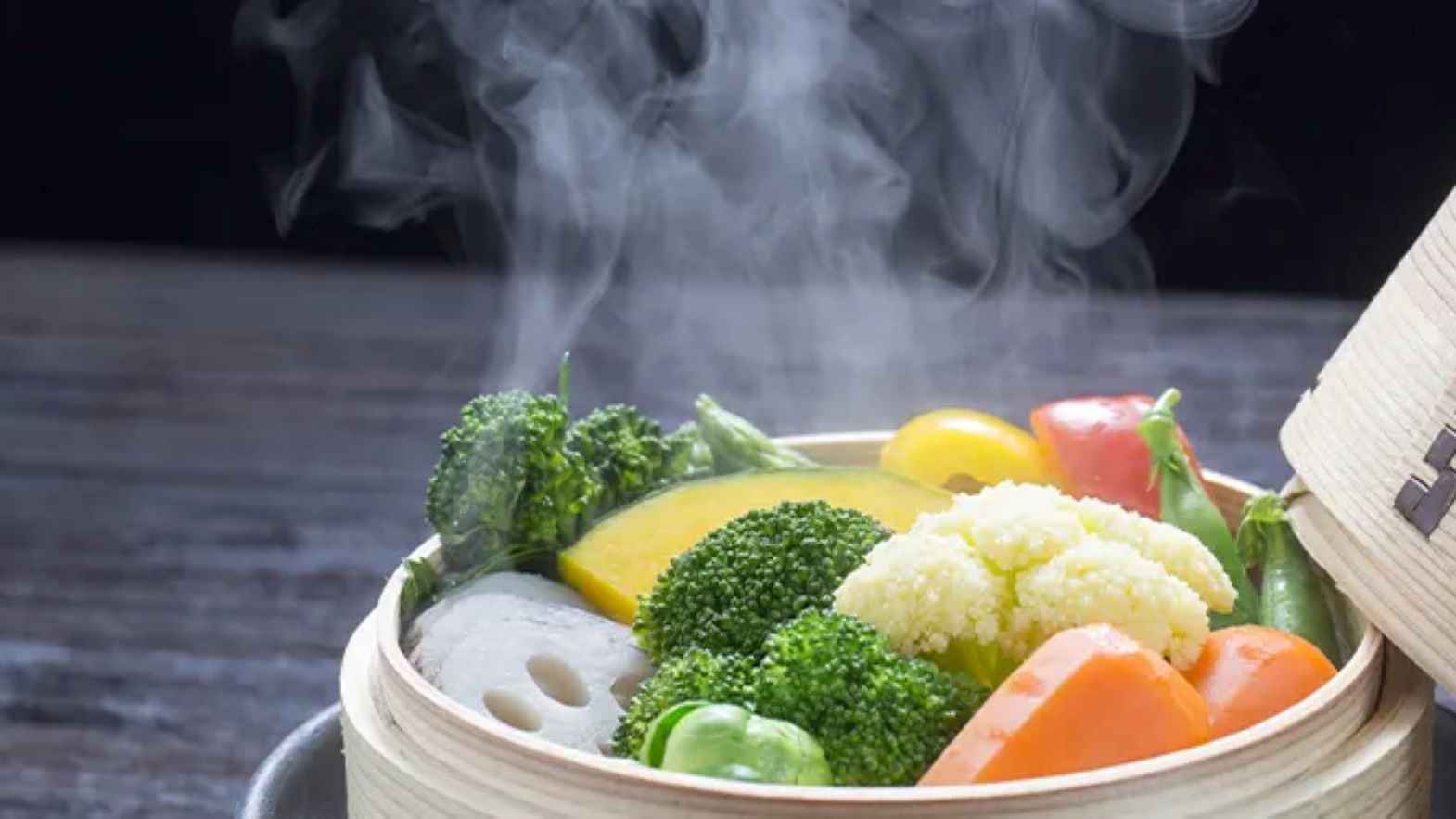 الخضراوات النيئة أم المطبوخة؟.. أيهما الأفضل لصحة أمعائك؟