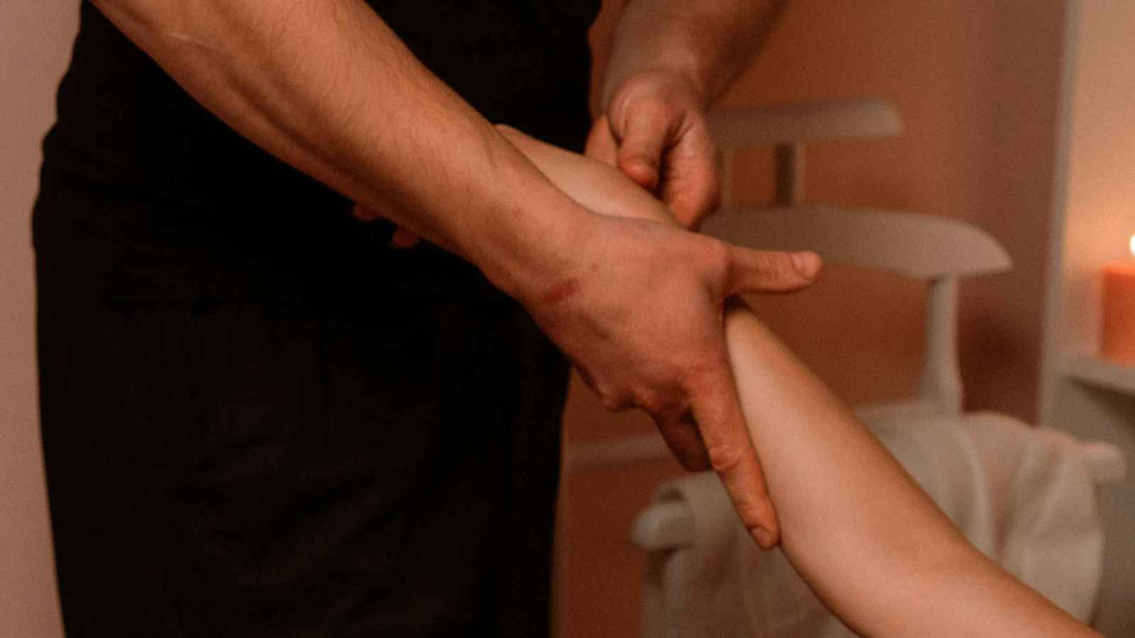 ترند التدليك اللمفاوي.. فوائد صحية أم دعايات تجارية؟