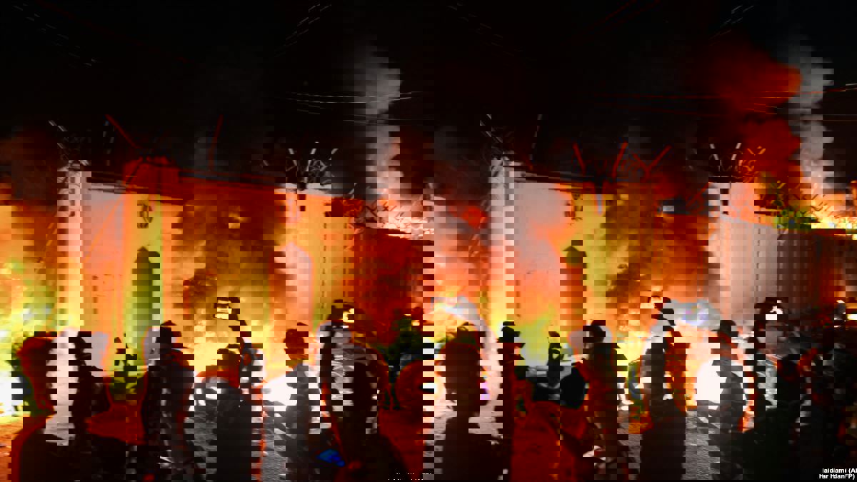 العراق يتعهد بمحاسبة المسؤولين عن حرق قنصلية إيران في النجف