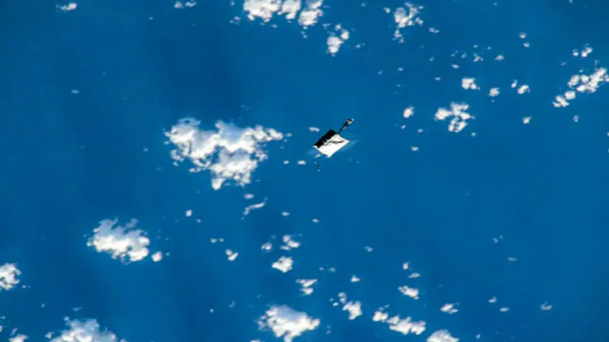  بعد أن أفلتت من رائدتي فضاء.. حقيبة أدوات تدور حول الأرض