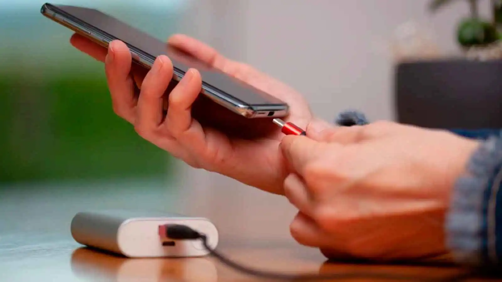 لماذا يقترح الخبراء وضع منفذيْ "USB-C" في كل الهواتف؟