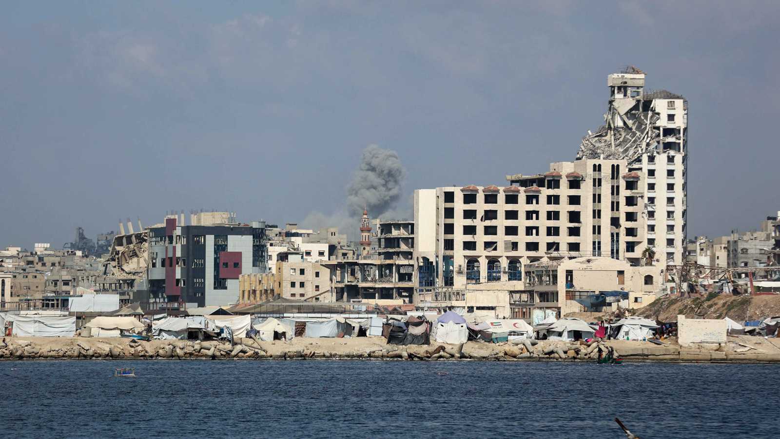 الجيش الإسرائيلي يقصف مسلحين داخل نفق جنوب قطاع غزة