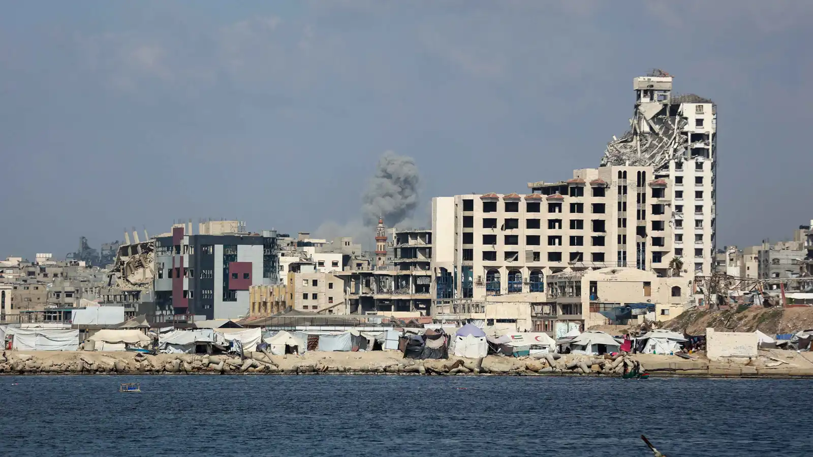 الجيش الإسرائيلي يقصف مسلحين داخل نفق جنوب قطاع غزة