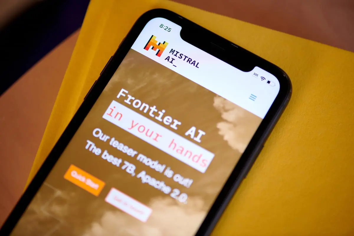 "ميسترال إيه آي" تطلق أول روبوت دردشة بالذكاء الاصطناعي