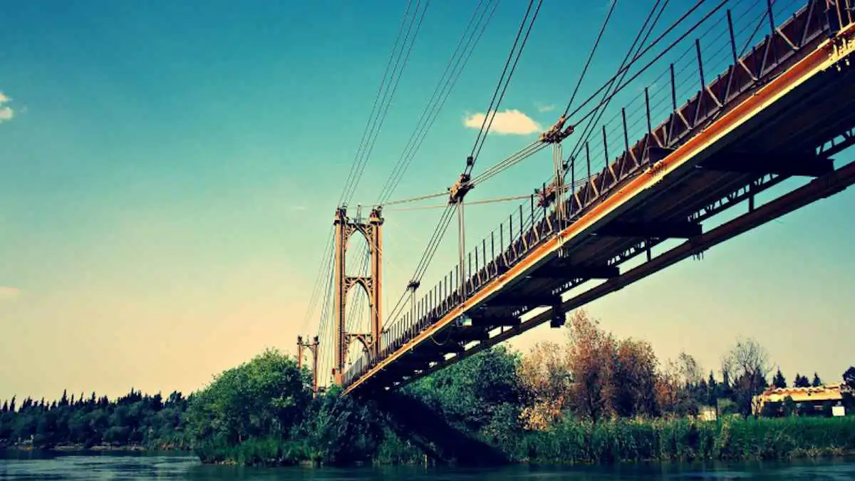 دمّرته الحرب.. حملة تبرعات لإعادة تشييد جسر دير الزور في سوريا (صور)