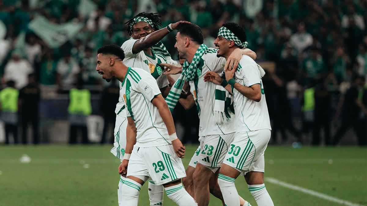 سخر من "العالمي".. نجم الأهلي يشعل مواجهة النصر خلال احتفالات التتويج بـ"النخبة" 