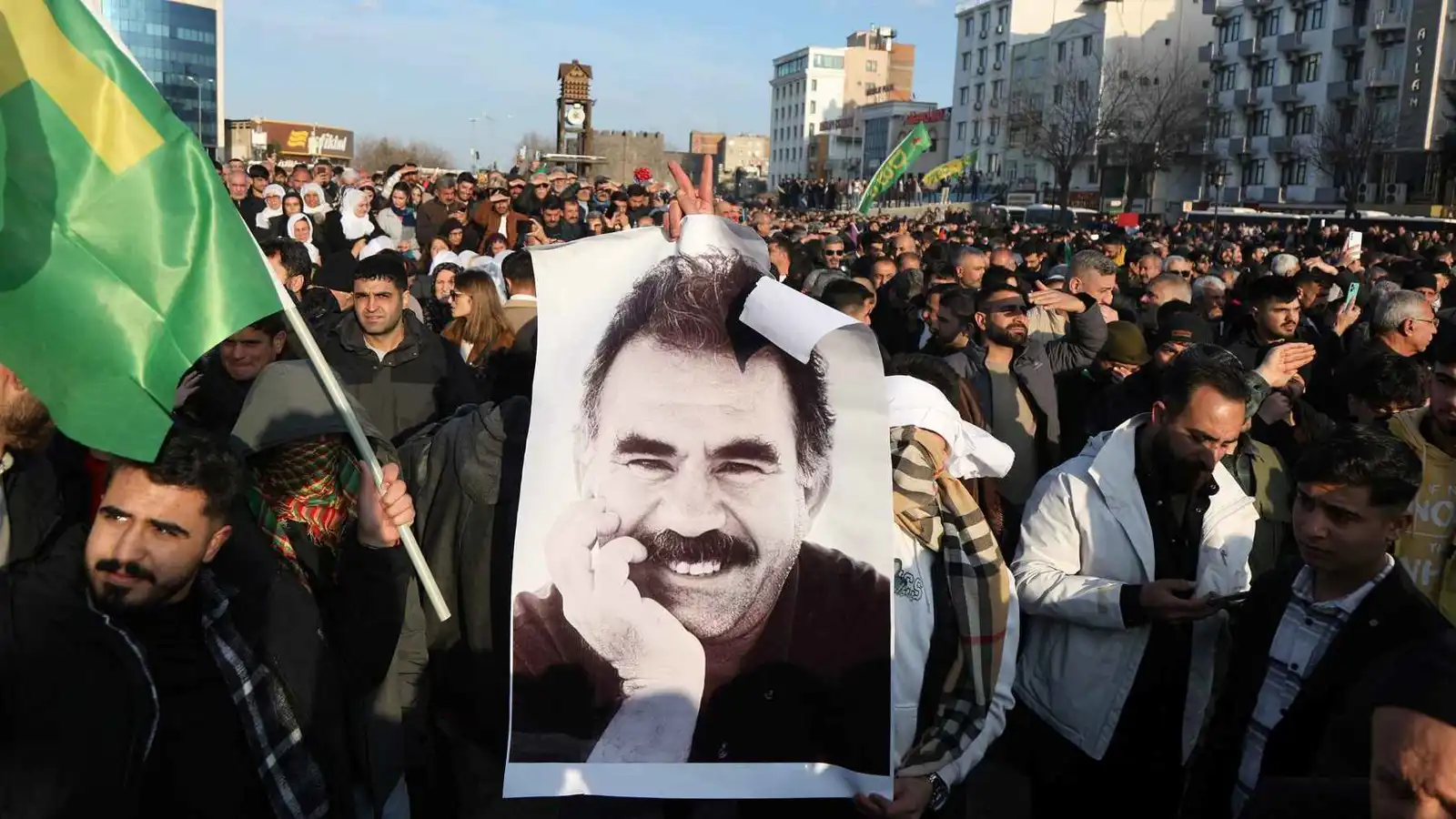 صورة أوجلان بين أنصاره في ديار بكر