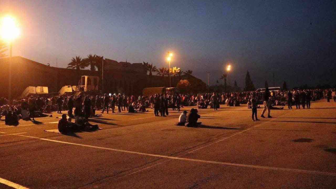 بعد فرارهم من اشتباكات "الساحل".. سوريون يواجهون "الكابوس" في مطار حميميم