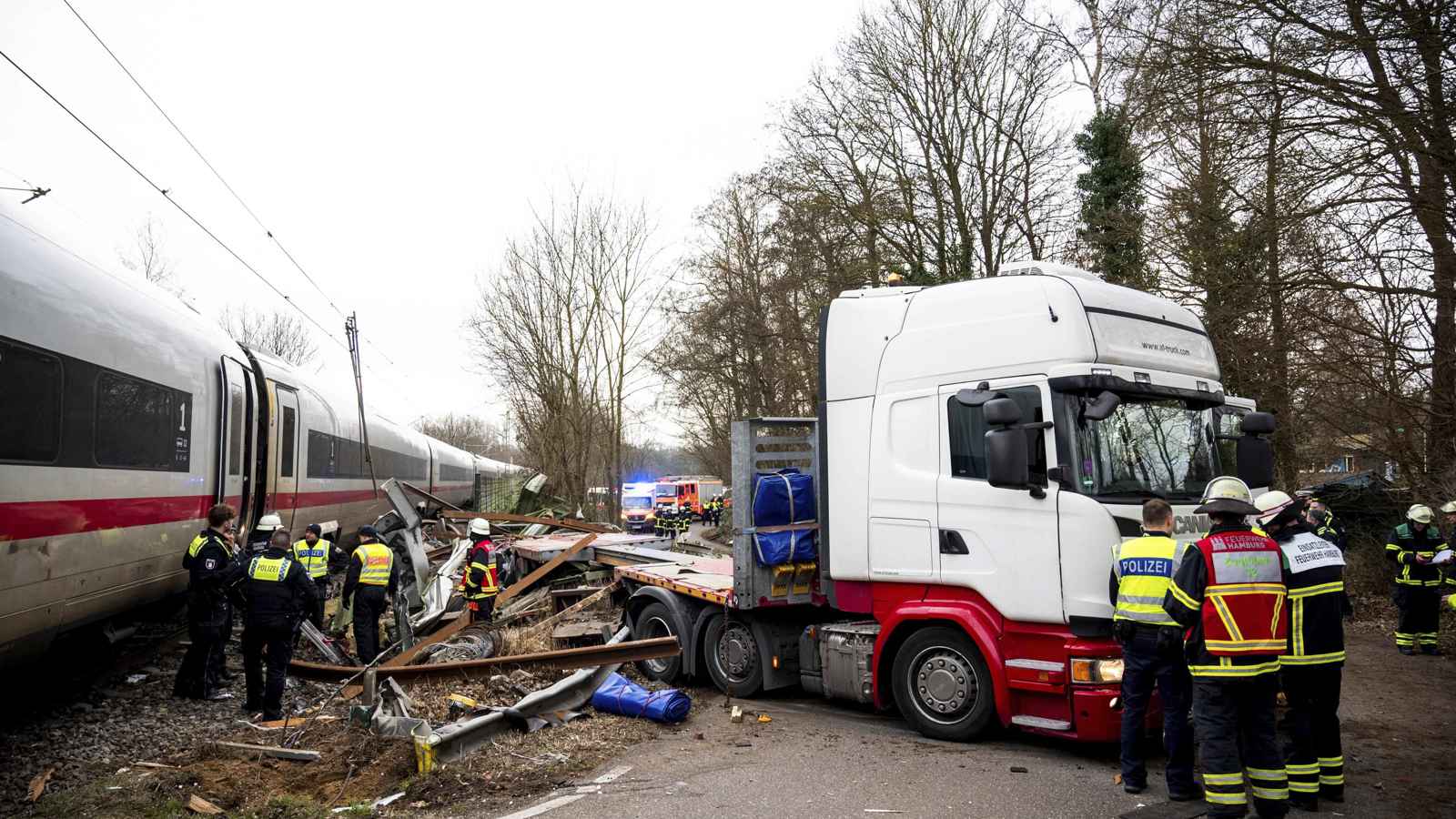 إصابات خطيرة بعد تصادم قطار ركاب بشاحنة في ألمانيا (صور)