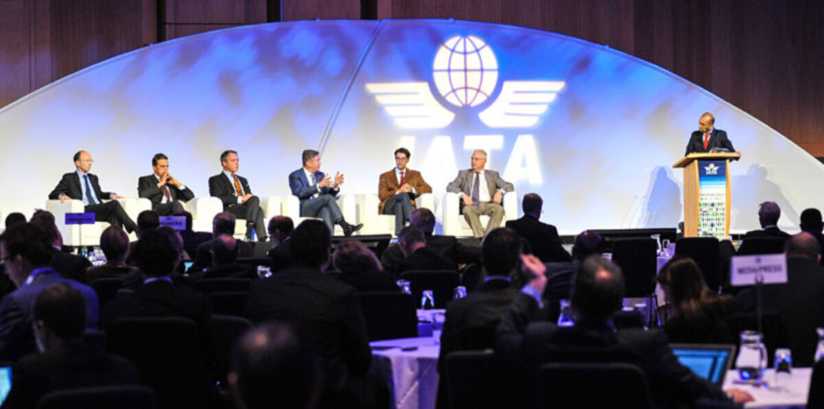 "إياتا" يرفض حظر حمل الإلكترونيات على متن الطائرات