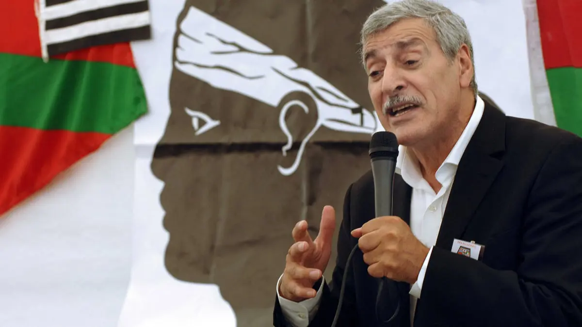 فرحات مهني زعيم حركة "ماك" الجزائرية.. رجل بحياتين (فيديو إرم)