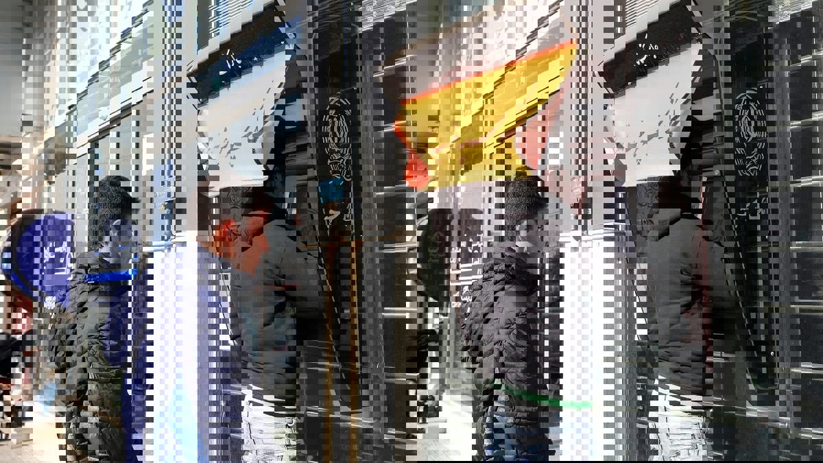 تقرير: أزمات إيران المتوالية تدفع المستثمرين للهروب برؤوس الأموال إلى الخارج