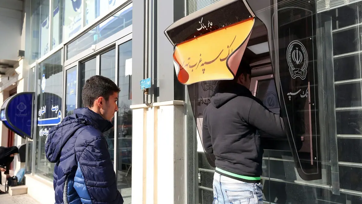 تقرير: أزمات إيران المتوالية تدفع المستثمرين للهروب برؤوس الأموال إلى الخارج