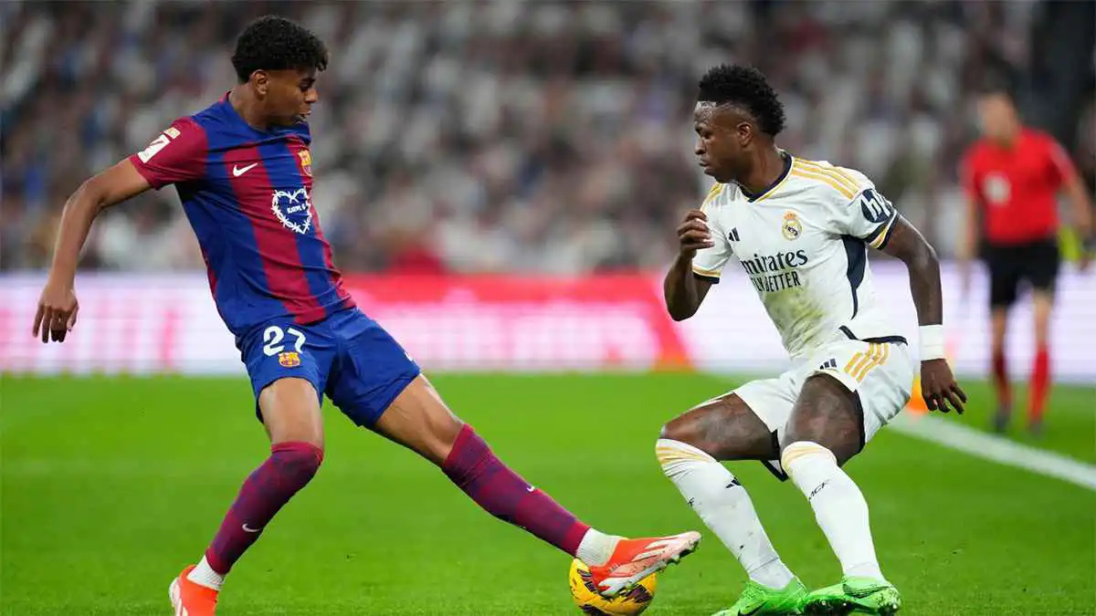 سحب الهواتف.. فينيسيوس يقلد لامين يامال بحفل مثير للجدل