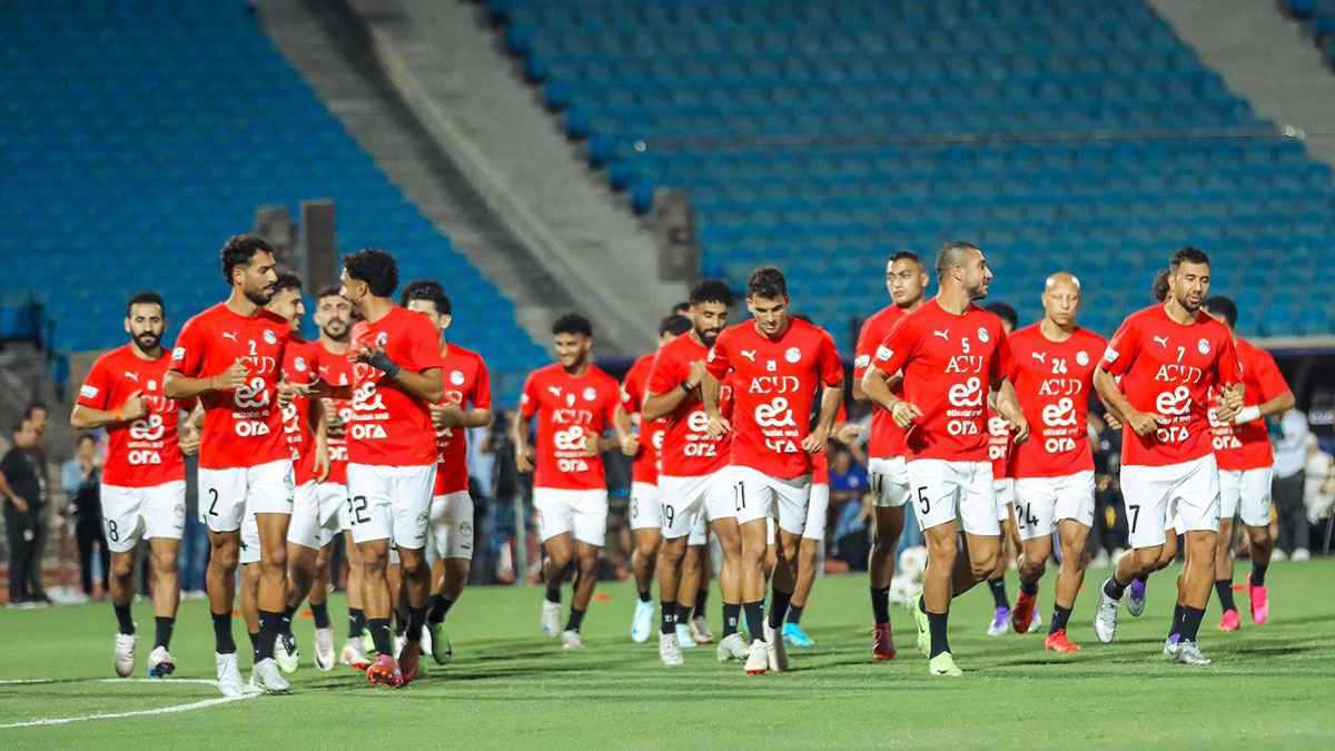 لقطة فجرت جدلا.. ما سر ظهور "حلاق" على دكة بدلاء منتخب مصر أمام إثيوبيا؟ (صورة)