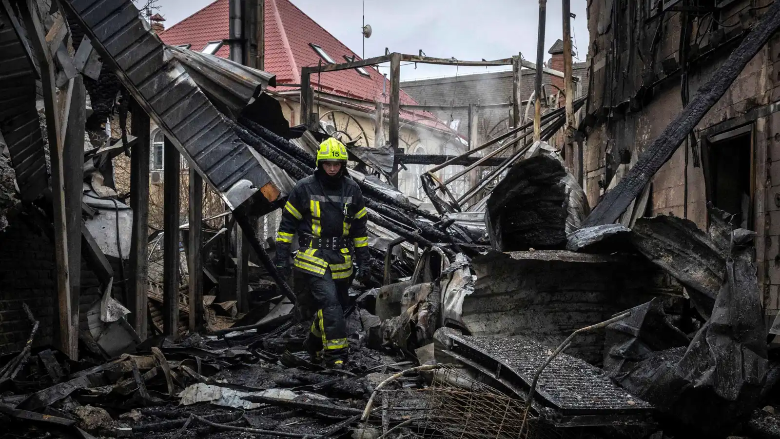"أحرقوا المنازل بالعيد".. زيلينسكي يتوعد بـ "رد قوي" على الهجوم الروسي