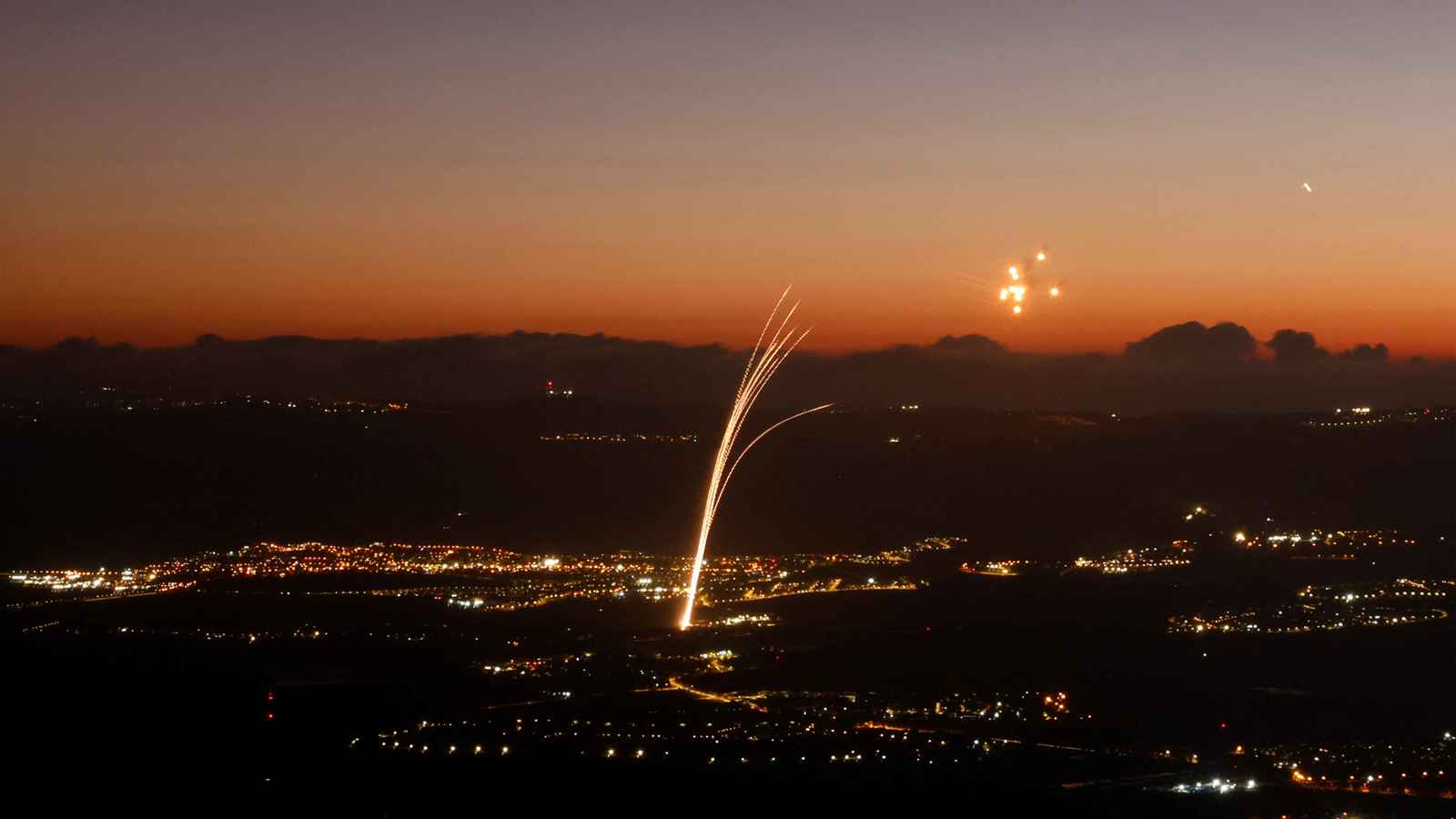 لحظة اعتراض الدفاعات الإسرائيلية صاروخا أطلق من اليمن (فيديو)